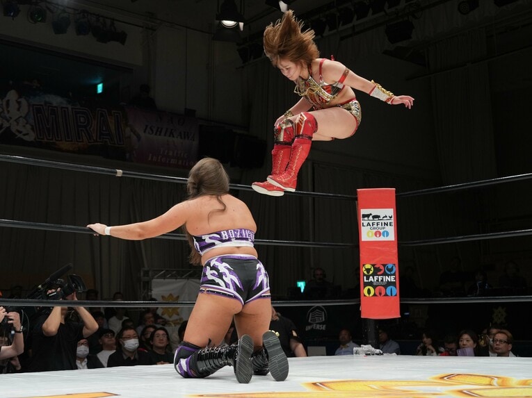 コーナーからドロップキックを放つ　©Essei Hara