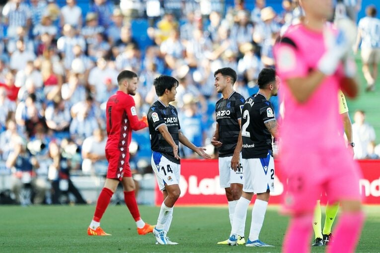 久保建英は「シルバらと共存・連動」が今のソシエダで最適解か　マンU戦勝利から中2日→“トップ下で迷った”古巣戦を撮って気づいたこと(44)