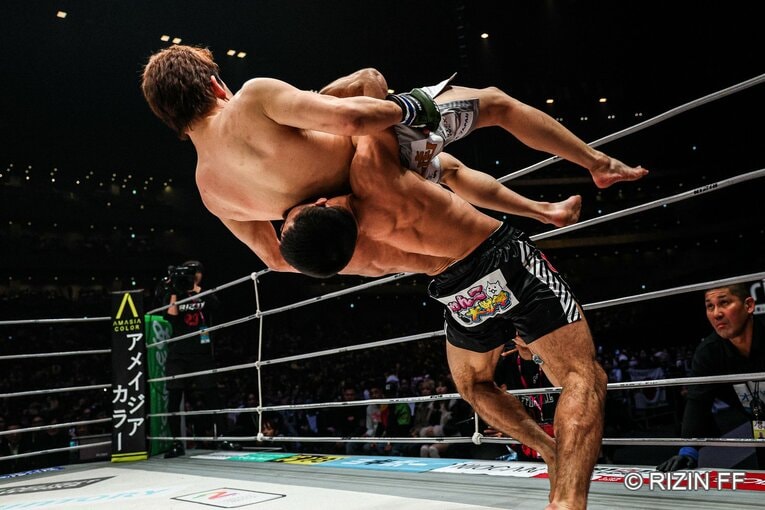 朝倉未来vsシェイドゥラエフ【スワイプするとそのほかの写真もご覧になれます】　©RIZIN FF