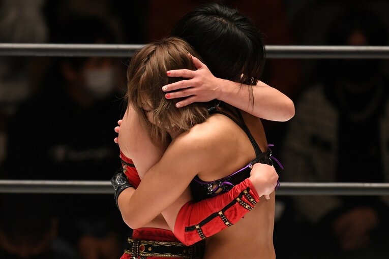 12月25日（昼）のスターダム。朱里と小波の抱擁