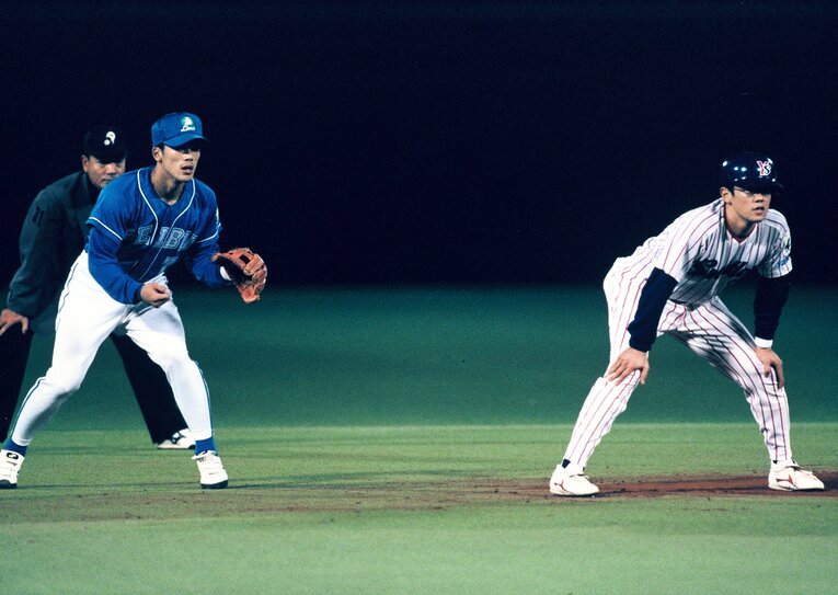 日本シリーズでの古田（右）と西武・松井稼　©Hideki Sugiyama　