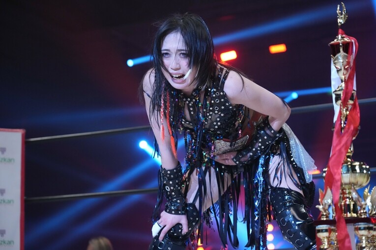 上谷沙弥は右手の指を脱臼したが、スターライト・キッドに勝って赤いベルト9度目の防衛に成功した。2月7日、大阪府立体育会館　©Essei Hara