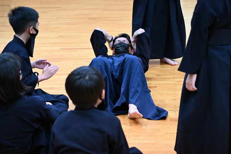 罰ゲーム？の腹筋　©Keiji Ishikawa