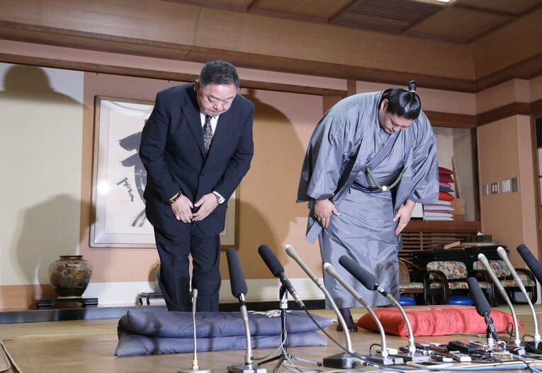 現役を引退し、千賀ノ浦親方（左）と一緒に会見を行った貴ノ岩　©JIJI PRESS