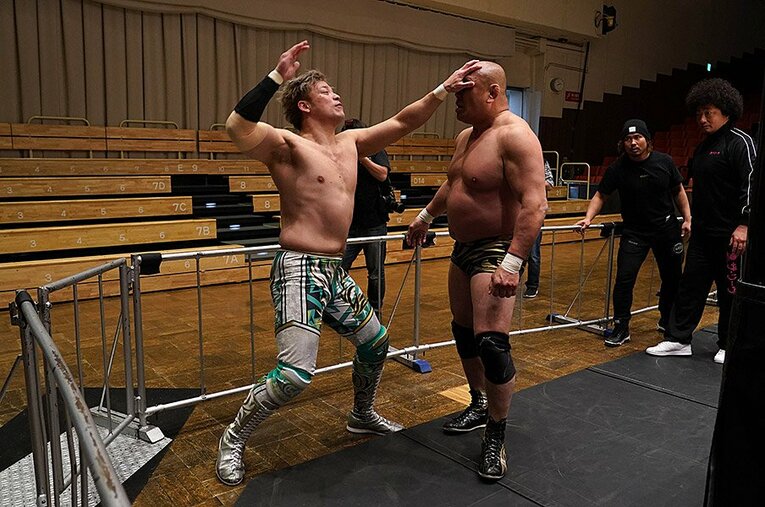 コロナ戦時下での異様なにらみ合い。無観客プロレスのこれからを考える。(3)