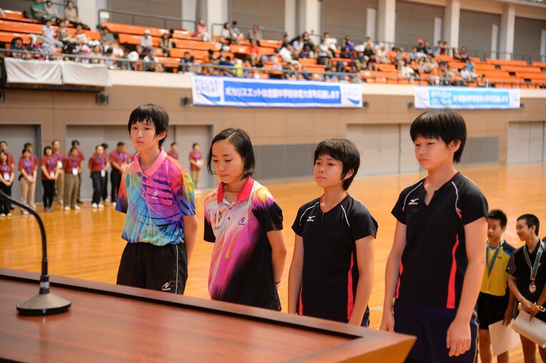 当時中学2年生の早田ひな、隣は伊藤美誠（2014年 全国中学校体育大会）©︎AFLO SPORT