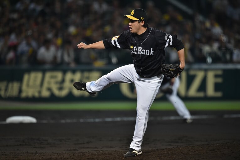 2014年日本シリーズで投げる五十嵐亮太 ©BUNGEISHUNJU