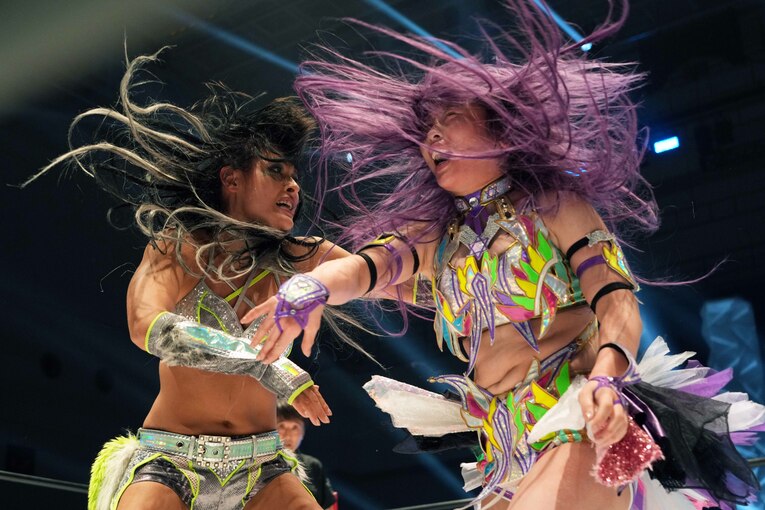 意地のビンタ合戦を続けるジュリアと中野たむ　©Essei Hara