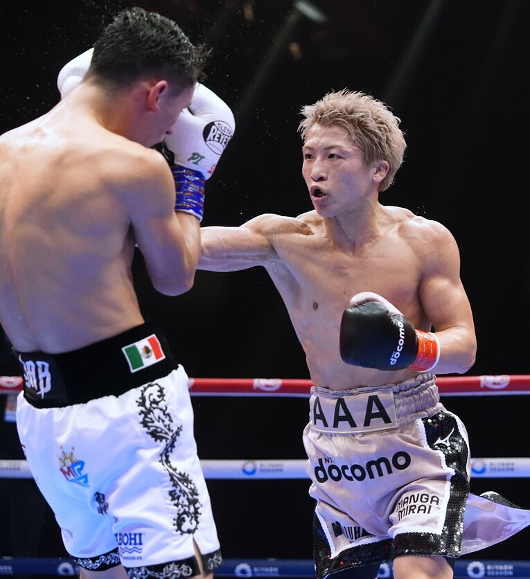 ガードの上からピカソを攻める井上尚弥　©Naoki Fukuda