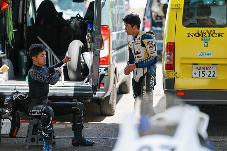 エビスで若手選手にアドバイスを送る小椋　©Satoshi Endo