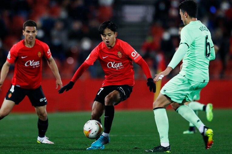 久保建英の“劇的決勝ゴール後に消えた疾走”は「客席に飛び込みたかったけど高すぎて無理」だった？《カメラマンが見た真相》(15)