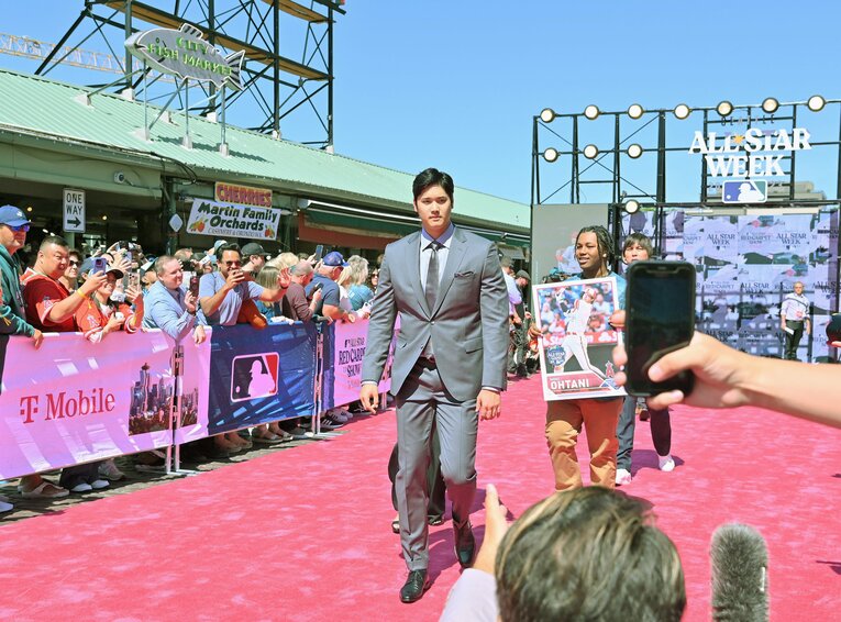 ライトグレーのスーツだった2023年7月…オールスターのレッドカーペットで　©JIJI PRESS