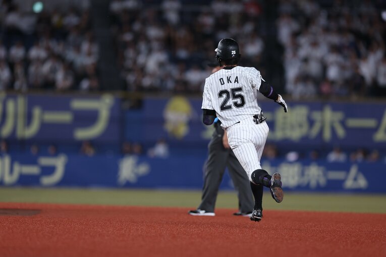 プロ野球新記録となった８試合連続の二塁打を放つ岡大海　©︎Chiba Lotte Marines