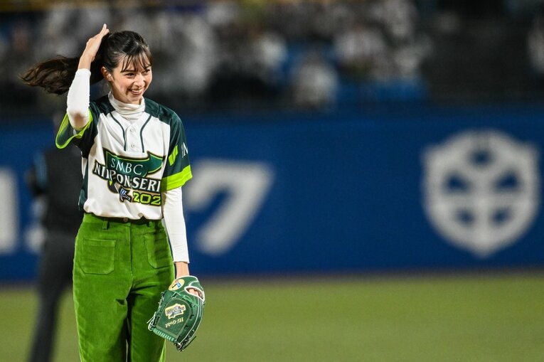 日本シリーズ2022の第2戦、神宮球場のマウンドで始球式を務めた中条あやみの投球！©︎Nanae Suzuki