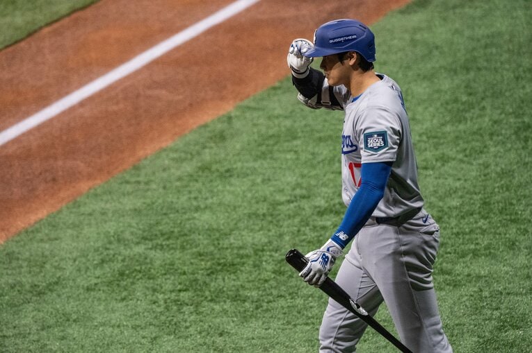 韓国での初対決、ヘルメットのつばに触れて、ドジャース大谷としての第1打席へと入っていく大谷　©Nanae Suzuki