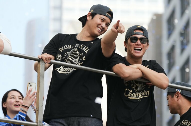 【ドジャースのテレビに映らない名場面】優勝パレードでの大谷と山本。後ろにはスマホで写真を撮る真美子夫人が（写真はまだまだ続きます）　©AP/AFLO