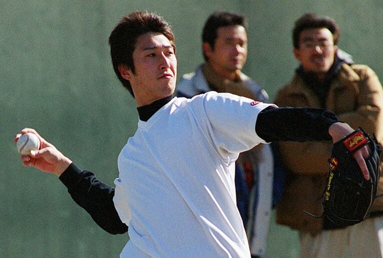 1年目の自主トレで調整する藤田。この後のキャンプでは、投球フォームに注目が集まることに　©JIJI PRESS