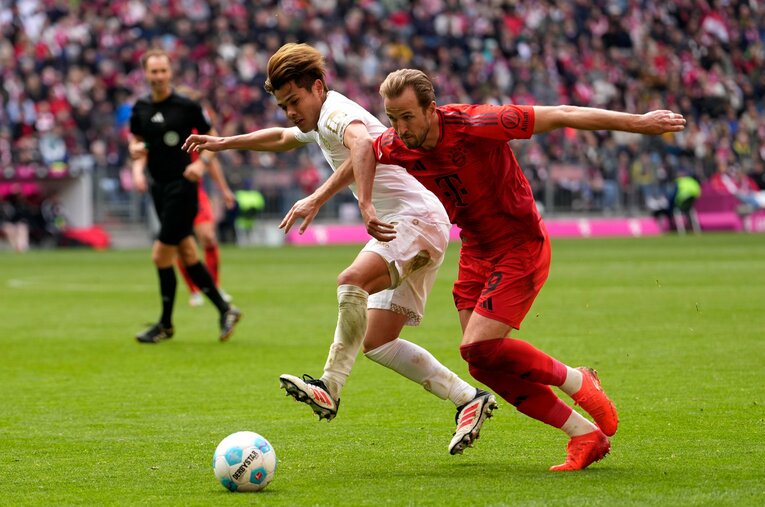 ハリー・ケインと激しく競り合う佐野海舟。今季ブンデスリーガ走行距離1位の大活躍を見せた佐野海の代表復帰はあるか？ ／ photograph by Getty Images