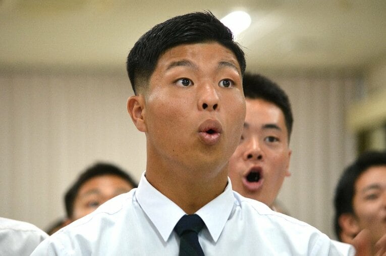 日本ハムの3位指名を受けて目を丸くする末吉良丞。同期のライバルたちの指名の瞬間にもさまざまな反応を見せた ／ photograph by Takarin Matsunaga