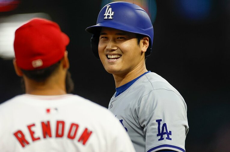 エンゼルス戦、かつての戦友レンドーンと談笑する大谷翔平。“テレビに映らない”彼の振る舞いとは？ ／ photograph by Brandon Sloter/Getty Images