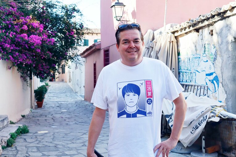 三笘薫の漢字と似顔絵入りTシャツを着たブライトンサポ