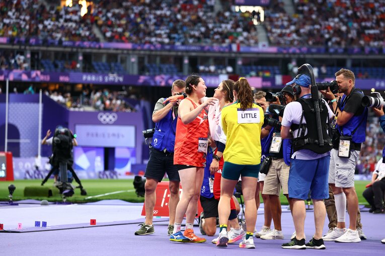 ライバルたちと健闘を称え合う　©Ryosuke Menju/JMPA