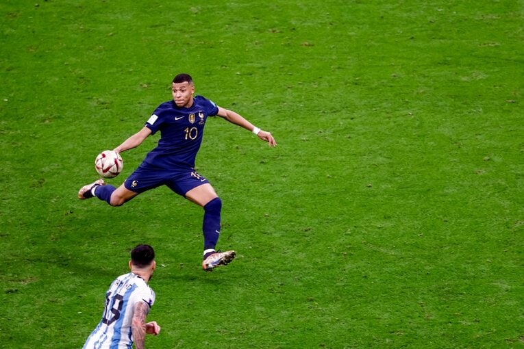 エムバペのスーパーボレー　©Kiichi Matsumoto/JMPA