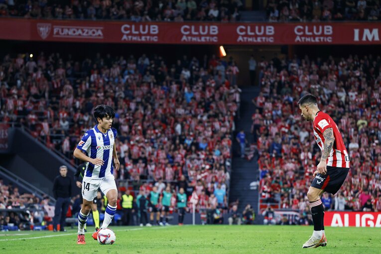 サイドでの1対1から伝わる緊迫感　©Daisuke Nakashima