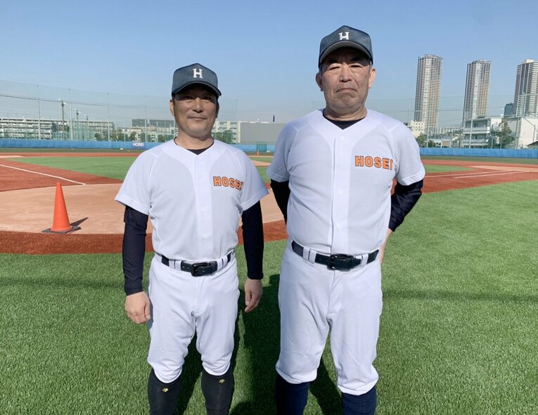 法大野球部の加藤重雄監督（右）と大島公一助監督（2021年撮影／法大提供）©JIJI PRESS