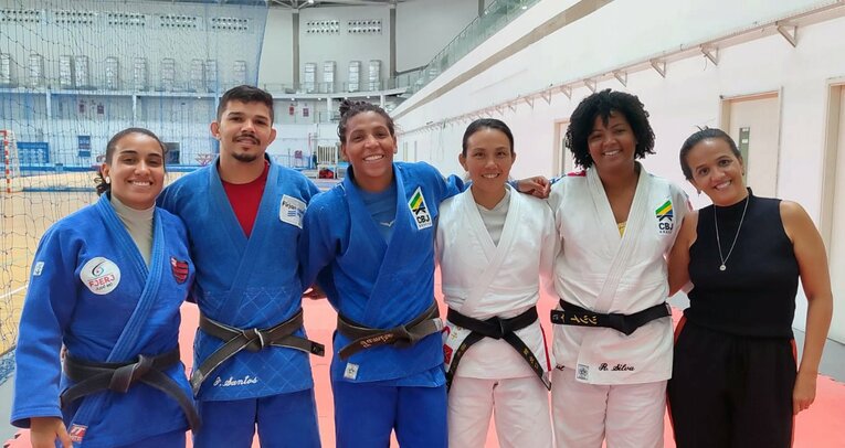 リオ五輪女子57㎏級金メダルのラファエラ・シウバに技術指導をする裕子さん。左がラファエラ、右がラファエラの姉ラケル（元ブラジル代表で、現在は柔道コーチ）　©Hiroaki Sawada