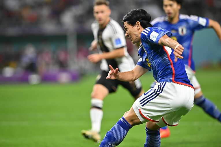 堂安のゴールにつながるクロスボールを送る南野　©︎Kaneko Takuya/JMPA