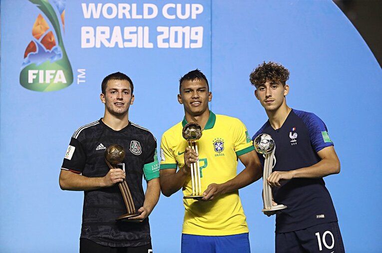 U-17W杯表彰式での一幕。ブラジルのベロン（中央）、フランスのアウシッシュ（右）は数年後、サッカー界で大きく名を上げるだろう。 ／ photograph by Getty Images