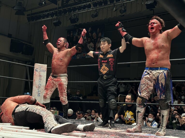 スワイプすると「エル・デスペラードvs葛西純」など激闘写真をご覧になれます　©Norihiro Hashimoto