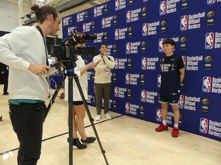 BWBグローバルキャンプに参加した後、メディアの取材を受ける岡田大河　©︎Yoko Miyaji