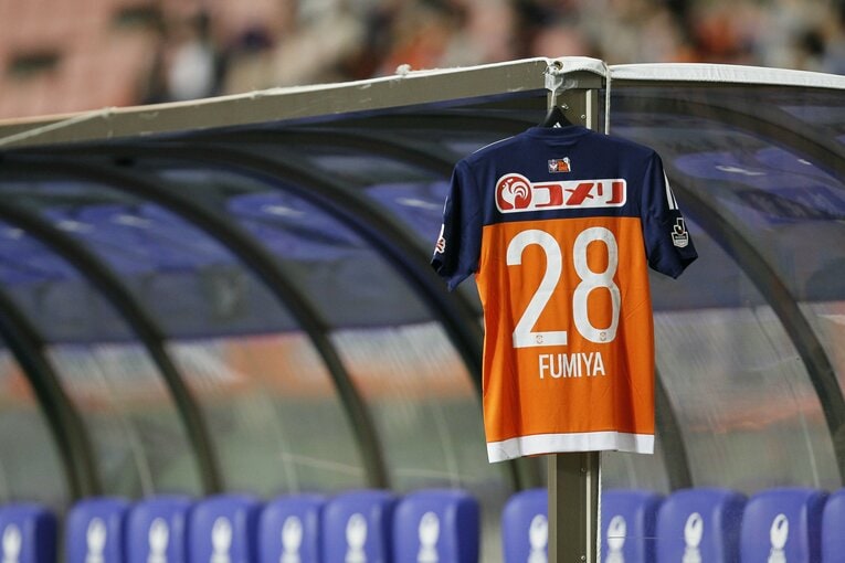 新潟のベンチに飾られた早川史哉のユニフォーム　©︎ALBIREX NIIGATA
