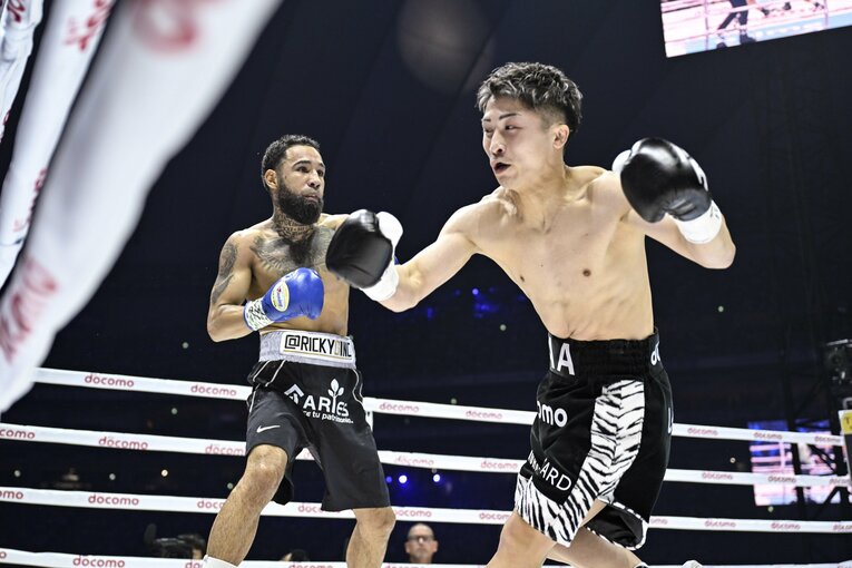 1ラウンド、ネリの左フックが顔面を捉える。井上は転がるようにダウンを喫した　©Hiroaki Yamaguchi