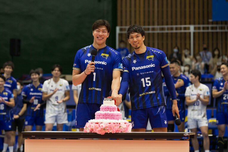 引退セレモニーでは、清水の発案で用意されたウェディングケーキに2人で入刀　©PANASONIC PANTHERS