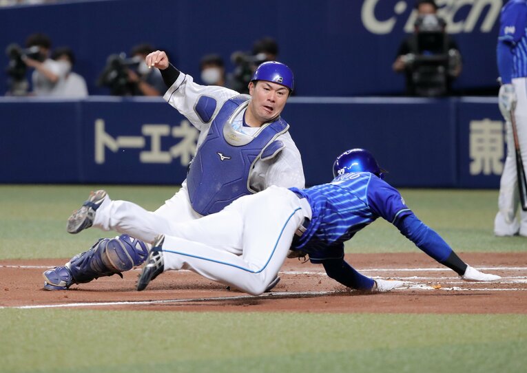 現在は中日でスタメン捕手を務める木下は坂本とは対照的なタイプだ　©︎JIJI PRESS