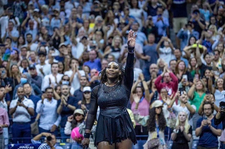 9月2日、全米オープン3回戦でトムヤノビッチに敗れ、コートを去ったセリーナ ／ photograph by Getty Images