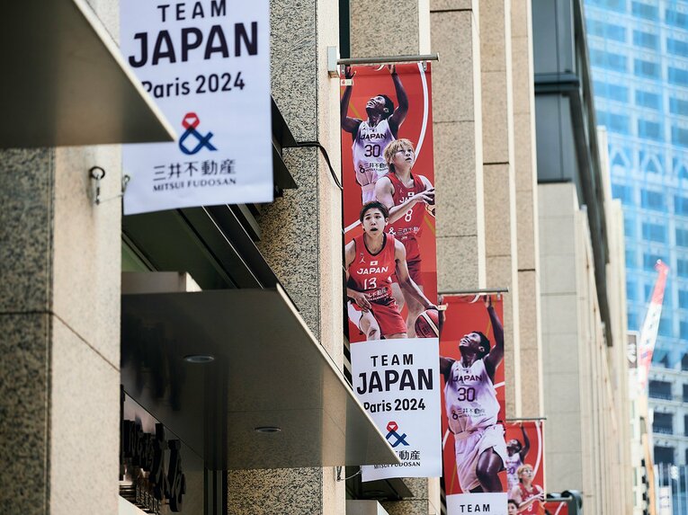 パリ五輪での活躍が期待されるアスリートが中央通り街頭バナーにも掲出されている　©日本橋シティドレッシング 2024