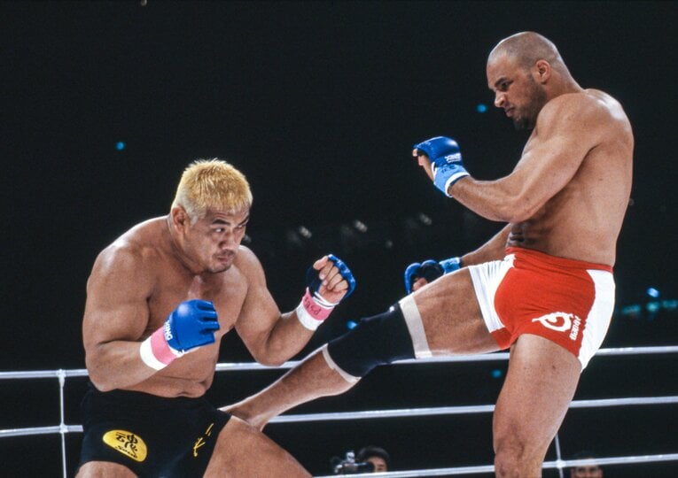 藤田和之にローキックを放つケアー　©Susumu Nagao
