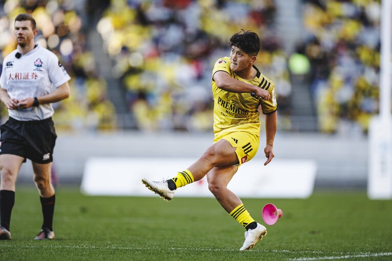 SO 高本幹也／東京サントリーサンゴリアス「小野晃征コーチの期待も大きい。まだ“ミスをしない選択”をしている印象だが、堂々としている。左利きSOは貴重」©︎Kiichi Matsumoto