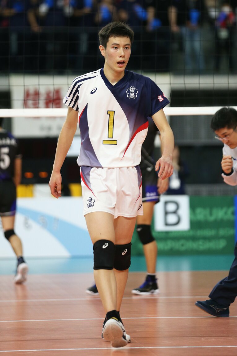 東山高校時代の高橋藍。高3時はキャプテンとして春高バレーで優勝し、自らも最優秀賞を受賞した　©︎AFLO