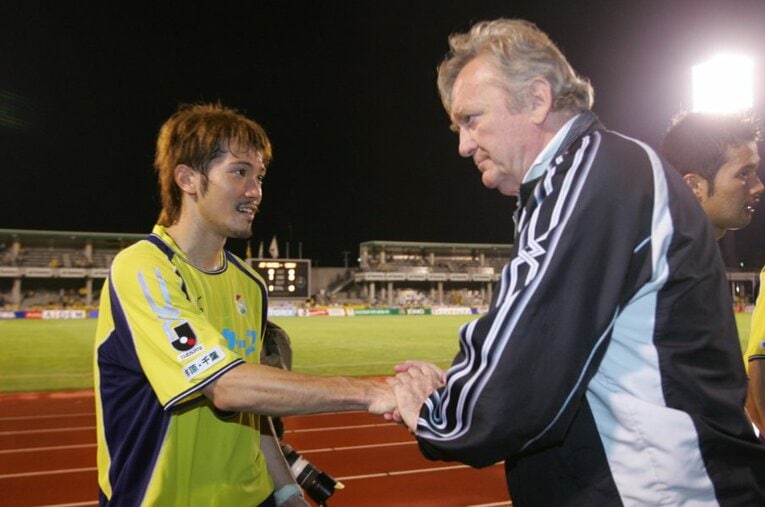 2005年の阿部とオシム。オシムとの出会いによって“ポリバレント”に目覚めた阿部は、この年からのナビスコ杯2連覇に貢献した ／ photograph by J.LEAGUE