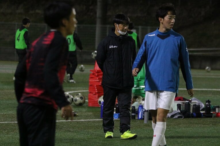選手たちを指導する小泉監督 ©Takahito Ando