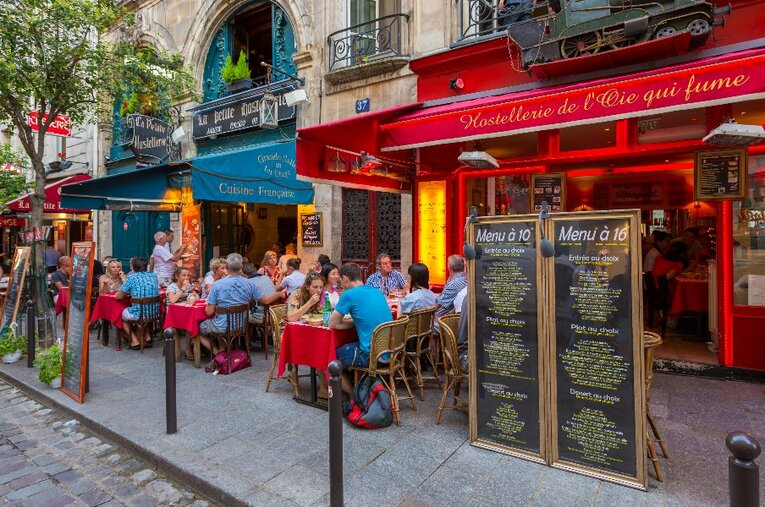 パリ街角のレストラン。筆者はラグビーW杯を現地取材するため、16年ぶりにフランスに滞在した ／ photograph by Getty Images
