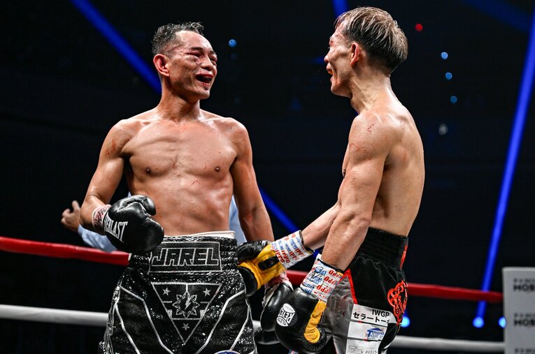 リングで笑みを浮かべながら言葉をかわしたドネアと堤　©︎Hiroaki Finito Yamaguchi