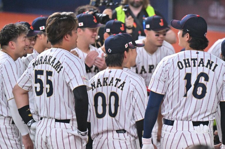 大谷と村上に挟まれて円陣に参加する仲田 ／ photograph by Hideki Sugiyama