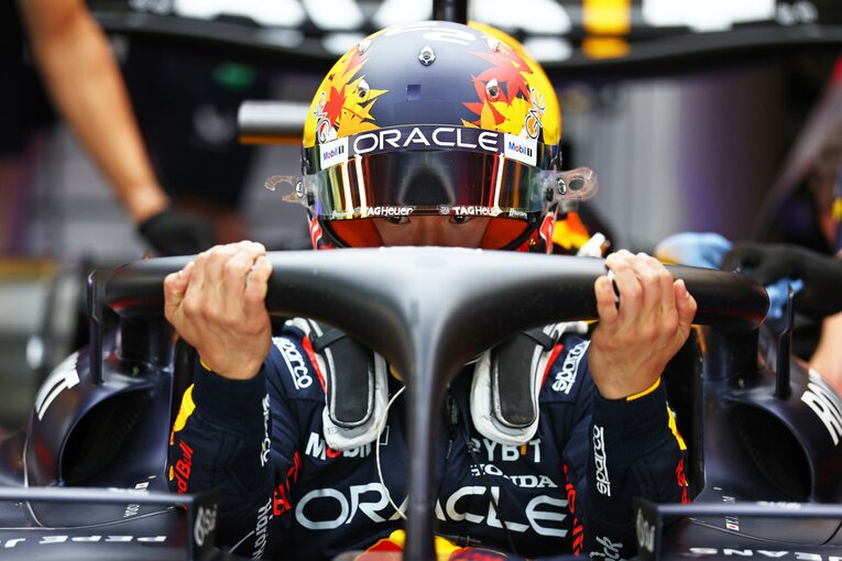 合同テストでフェルスタッペンのマシンに乗り込む角田　©Getty Images / Red Bull Content Pool