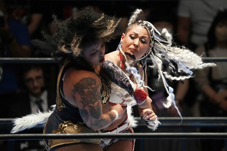 ジュリアの強烈なエルボー　©Essei Hara